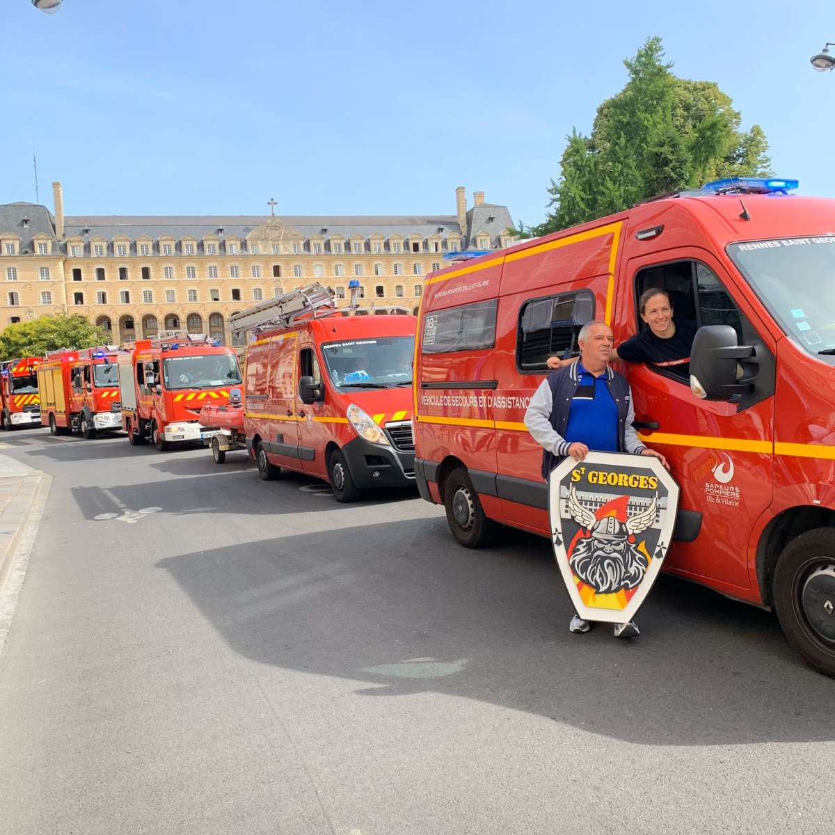 VEHICULE SECOURS POMPIERS GMC CABINE TOILE des CHARENTE MARITIME